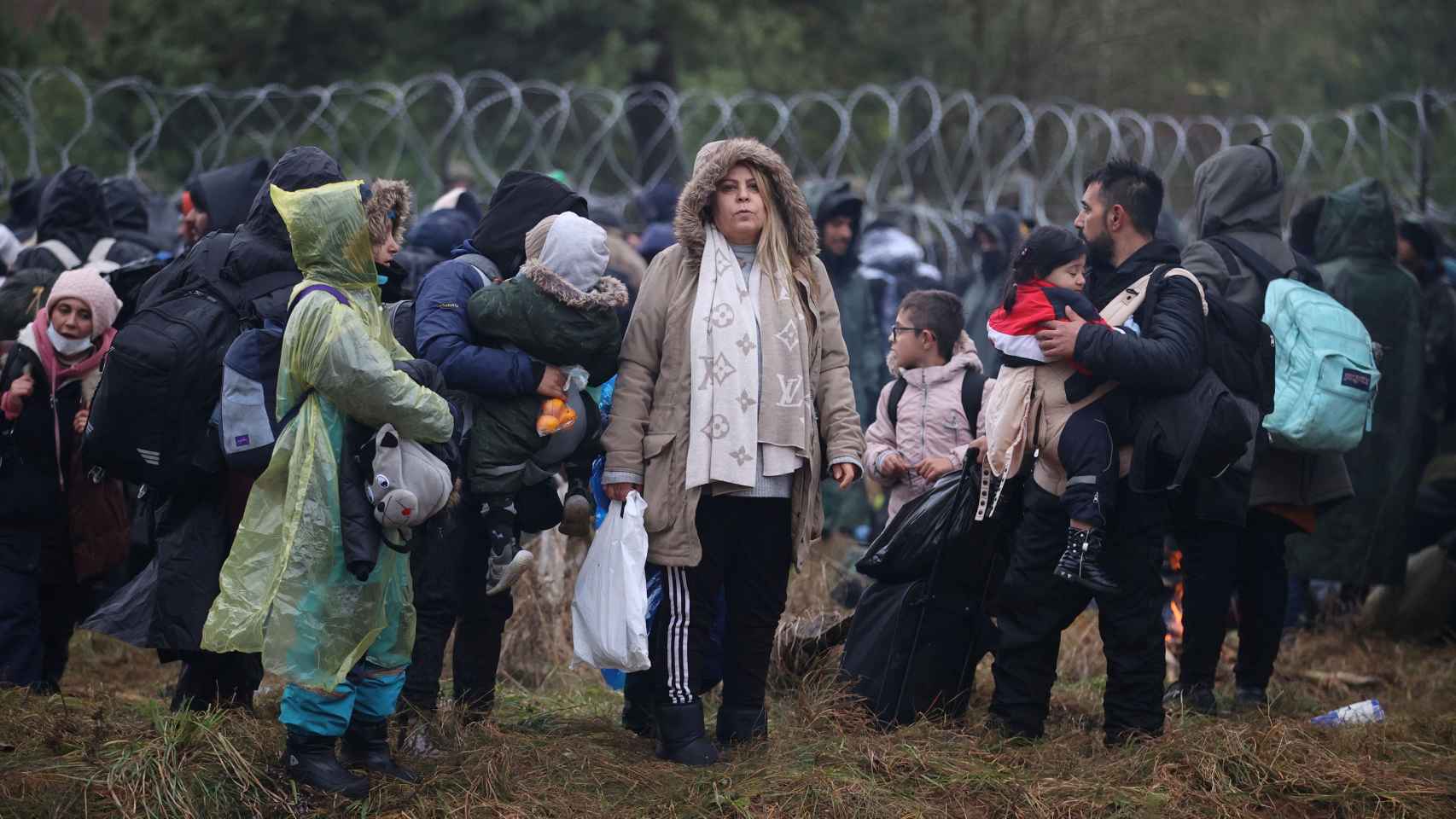 Un grupo de inmigrantes procedente de Bielorrusia se agolpa junto a la frontera con Polonia.