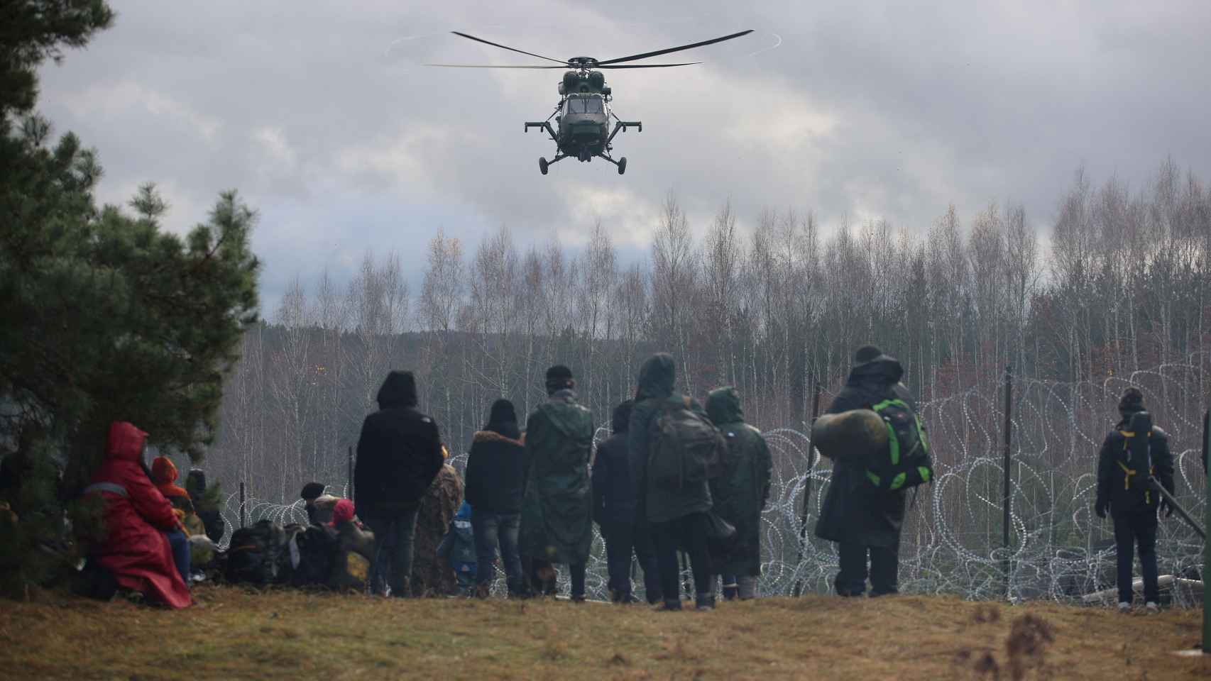 Un helicóptero realiza labores de vigilancia en la frontera que separa Polonia y Bielorrusia.