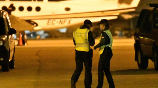 Dos agentes de la Guardia Civil participan en la búsqueda de los migrantes, el pasado viernes.