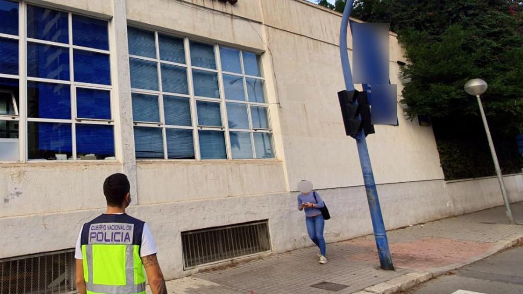 Exterior del instituto desvalijado en Alicante.