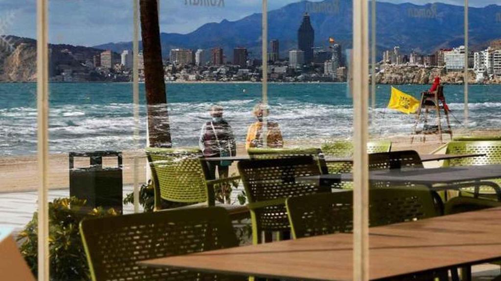 Terraza cerrada en primera línea de playa de Benidorm, en imagen de archivo.