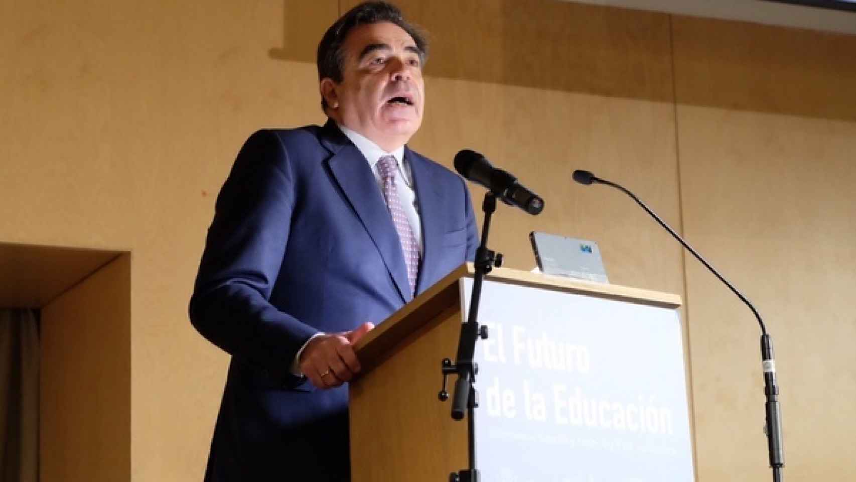 Margaritis Schinas pronuncia la conferencia inaugural en la Hospedería Fonseca
