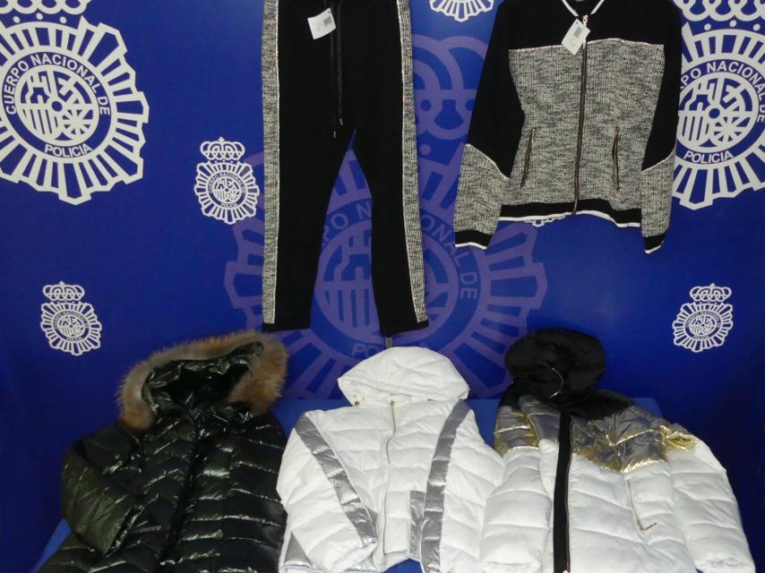 Ropa deportiva intervenida por la Policía Nacional