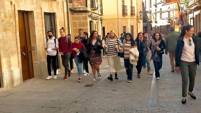 Estudiantes universitarios en la calle Serranos de la capital salmantina