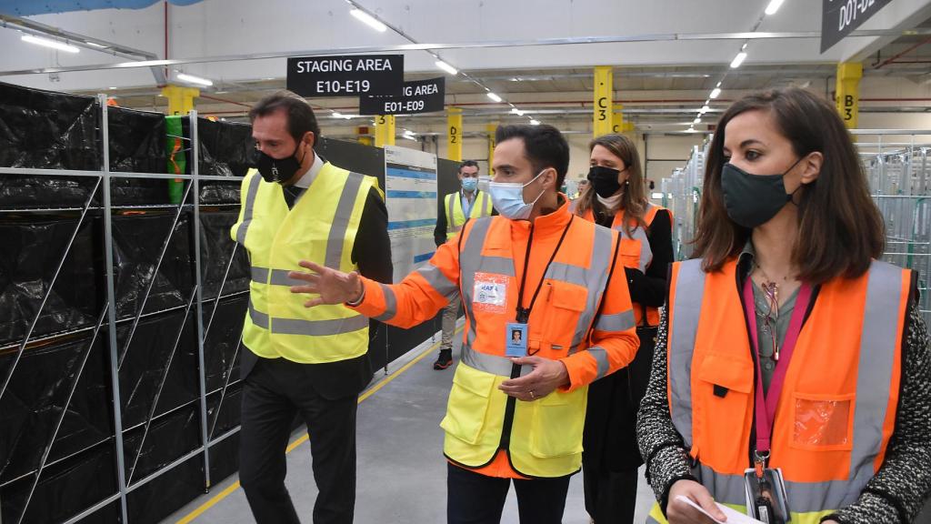 Óscar Puente recorre las nuevas instalaciones de Amazon en Valladolid