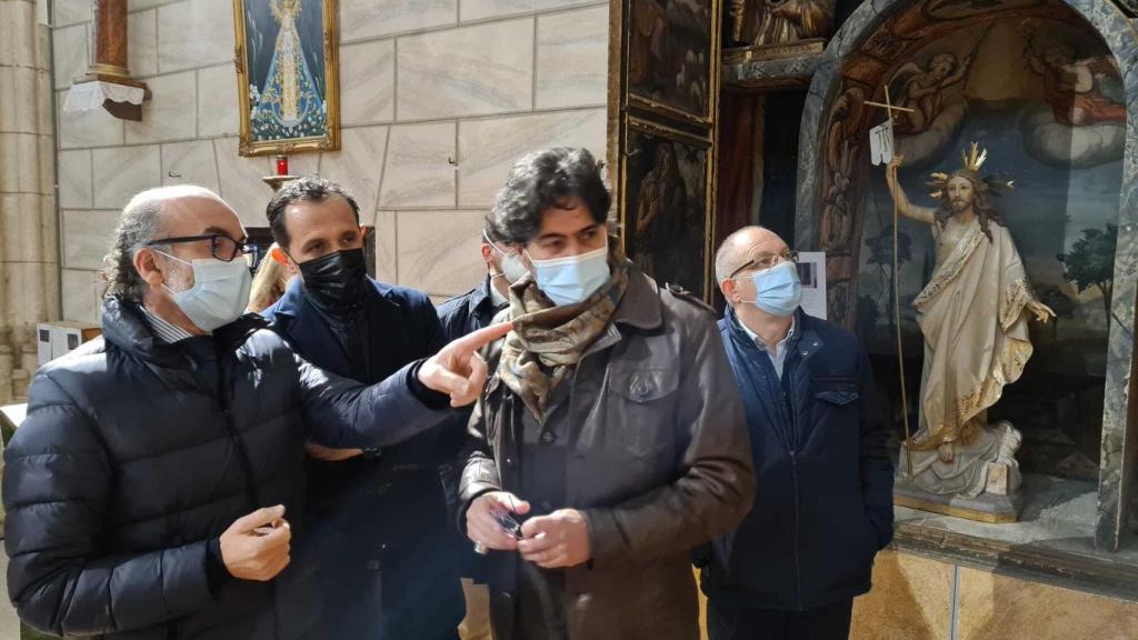 Visita de Javier Ortega, consejero de Cultura y Turismo de la Junta, a la iglesia de Matapozuelos