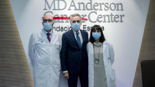 Dr. Enrique Grande, Juan José Hernández y Dra. Gema Moreno.