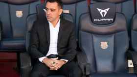 Xavi Hernández, sentado en el banquillo del Camp Nou