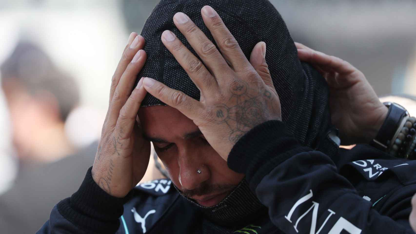 Lewis Hamilton colocándose el casco