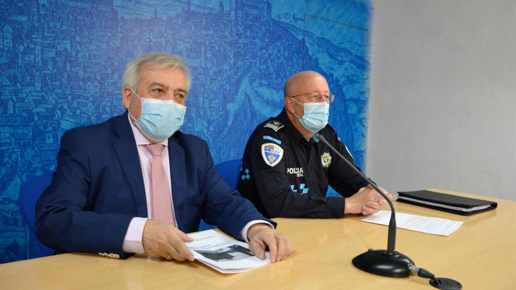 Juan José Pérez del Pino, concejal de Movilidad y Seguridad Ciudadana de Toledo, y José Luis Martín, intendente jefe de la Policía Local. Foto: Ayuntamiento de Toledo