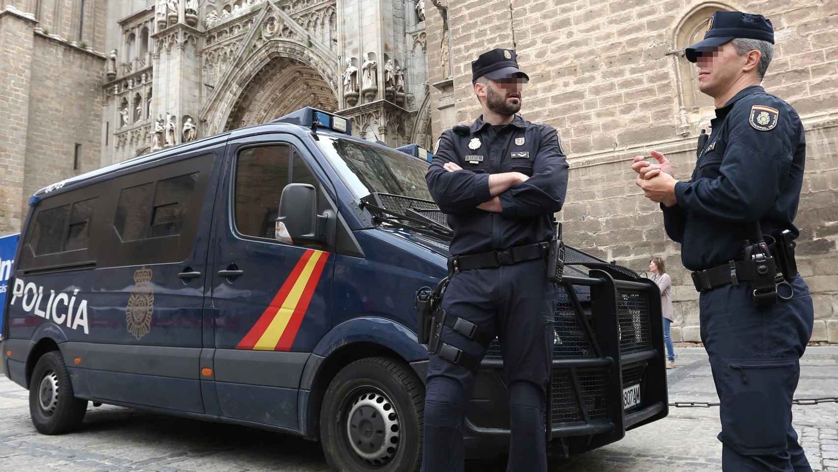 Dos agentes de la Policía Nacional en la Plaza del Ayuntamiento de Toledo.