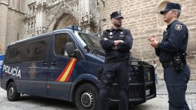 Dos agentes de la Policía Nacional en la Plaza del Ayuntamiento de Toledo.