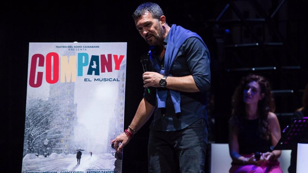 Antonio Banderas, junto a un cartel de Company