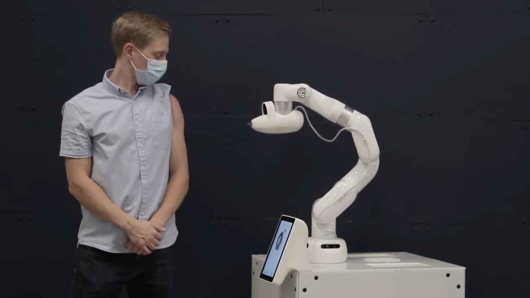 El robot Cobi aplica vacunas sin agujas