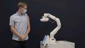 El robot Cobi aplica vacunas sin agujas