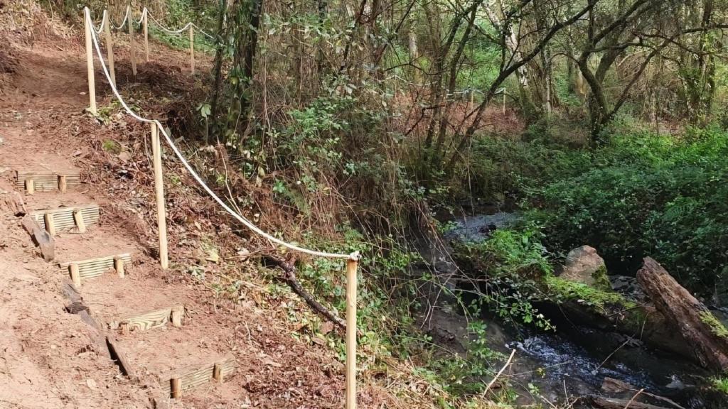 Una senda conecta la Fraga do Xarío con el Camino de Santiago.