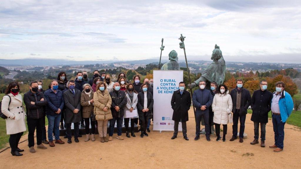 El conselleiro do Medio Rural, José González, y la secretaria xeral de Igualdade, Susana López Abella, presentan la campaña de ‘O rural contra a violencia de xénero’.