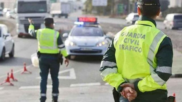 Un grupo de agentes dela Guardia Civil, vigilando el tráfico.