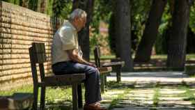 Un hombre mayor sentado en el parque.