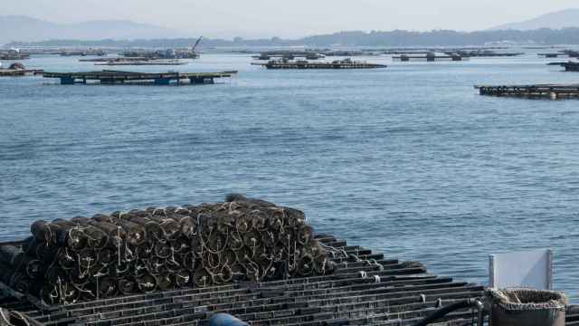 Herido un marinero tras chocar un pesquero contra una batea en Cangas (Pontevedra)