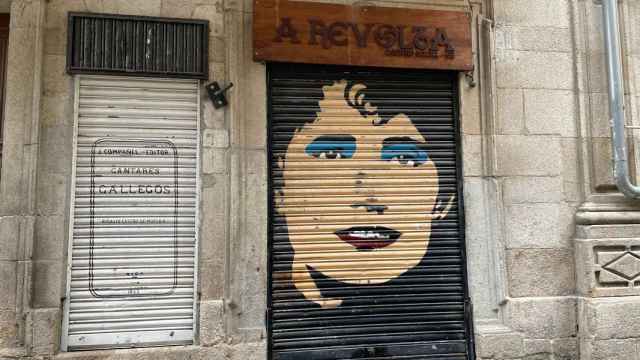 Referencias a Rosalía de Castro y su obra en dos portales de la calle Real.