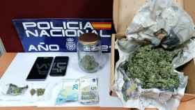 Efectos intervenidos por la Policía Nacional a tres detenidos por venta y distribución de droga en Pontevedra.