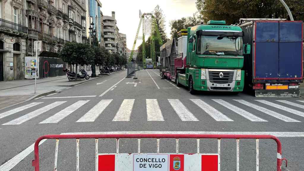 Corte de tráfico en la calle Arenal por el montaje de la noria.