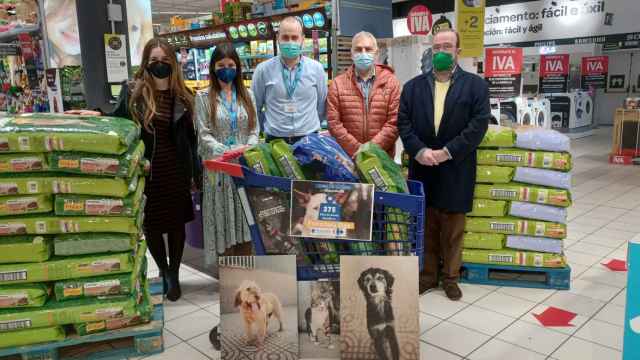 Entrega de la donación en el Carrefour de Travesía de Vigo.