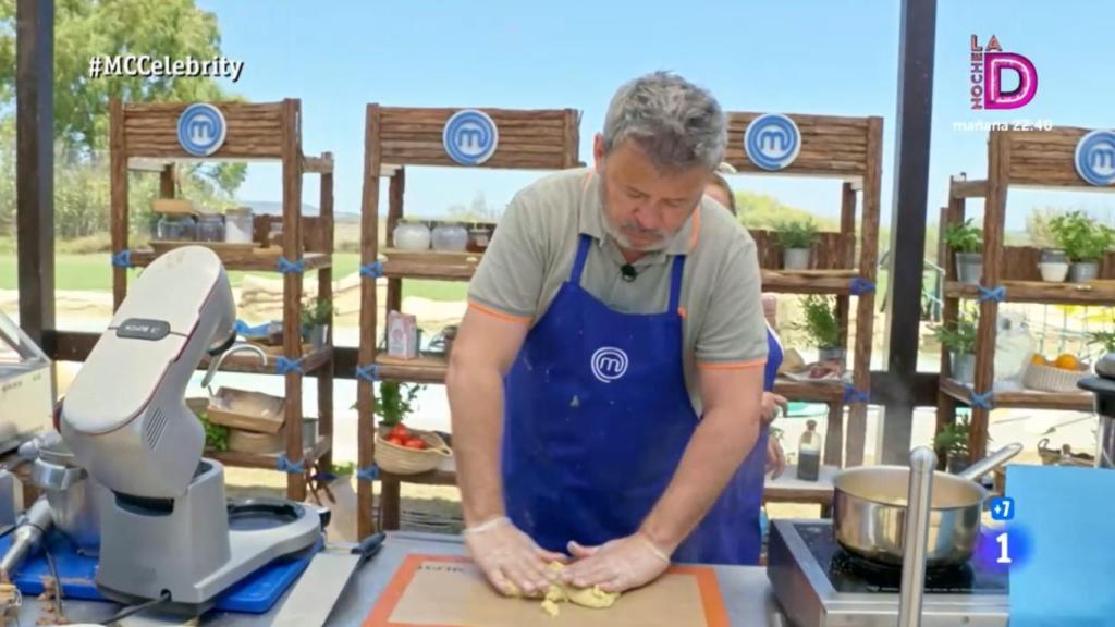 Miki Nadal cocinando en la prueba de exteriores.