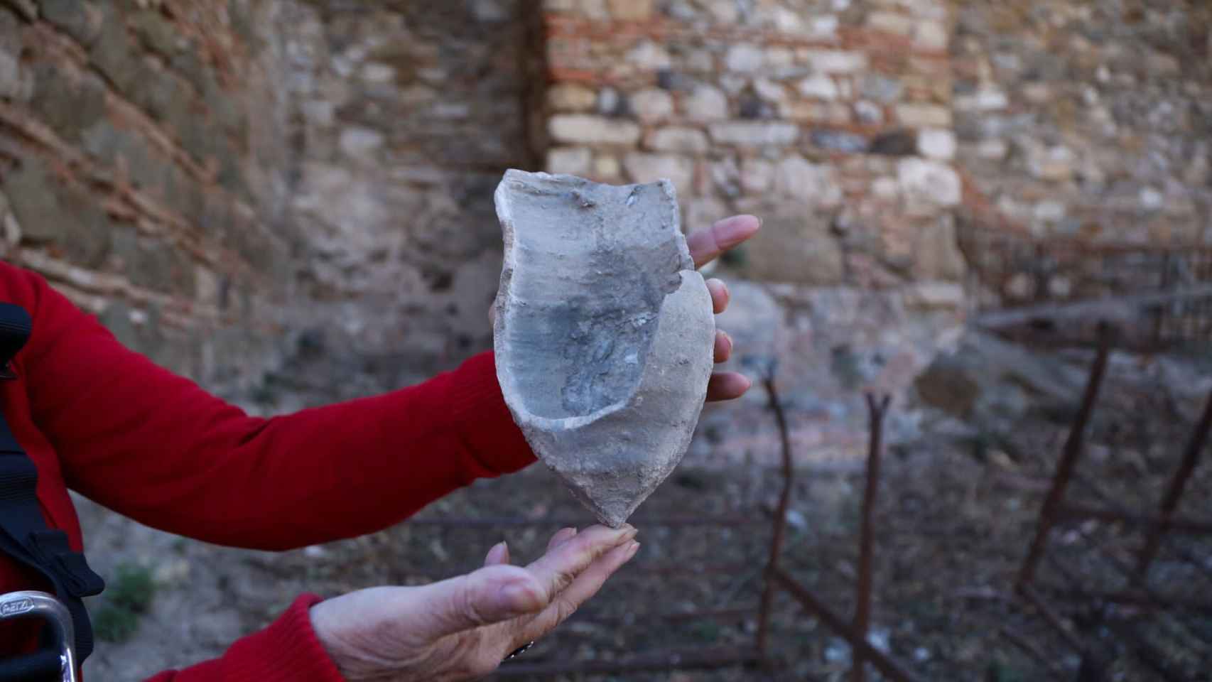 Restos de vasija encontrados en el interior de uno de los pozos.