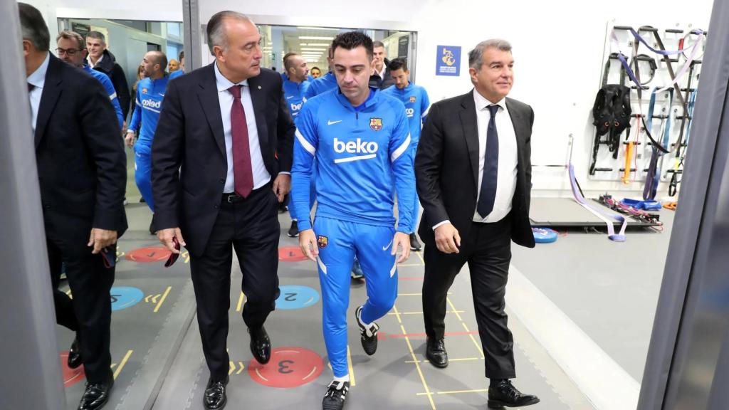Xavi Hernández, junto a Rafa Yuste y Joan Laporta en su primer día en la Ciudad Deportiva del Barça
