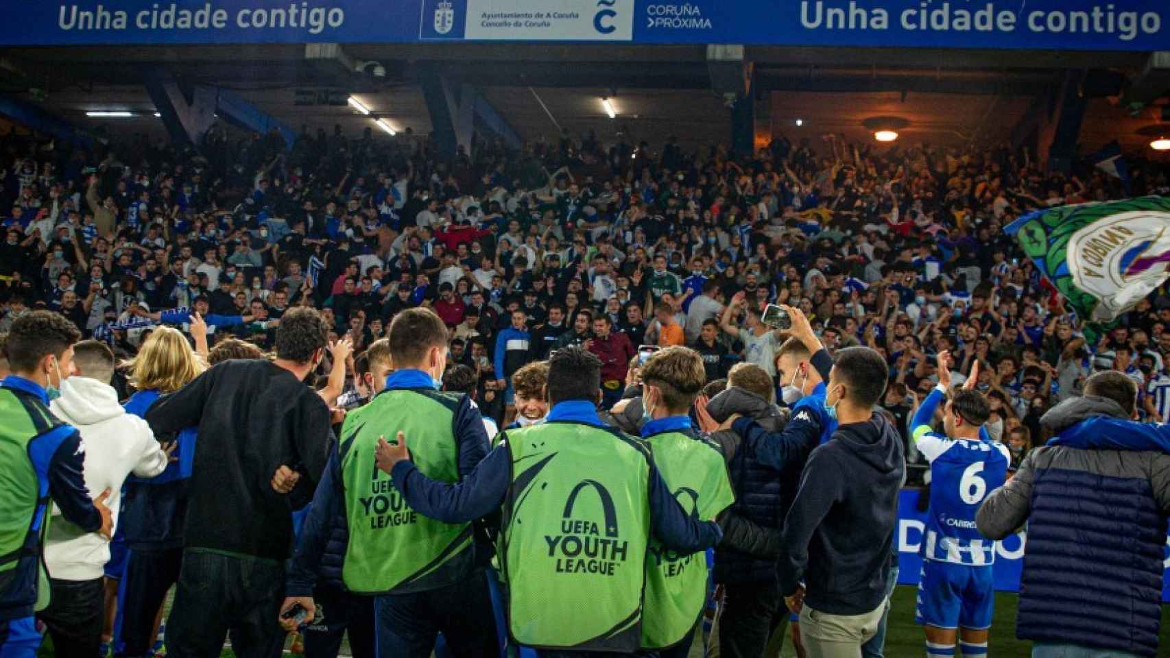 Los jugadores del Deportivo celebran el triunfo en la UEFA Youth League (1)