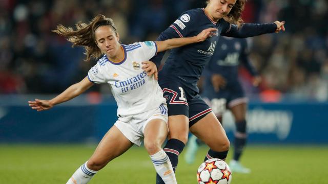 Maite Oroz peleando un balón en el PSG - Real Madrid