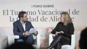 Sergio Sampedro con la secretaria de ARA, Mar Milla en el I Foro sobre Turismo Vacacional de Alicante.