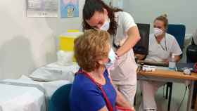 Una usuaria se vacuna contra la gripe en el Centro Médico Lo Morant