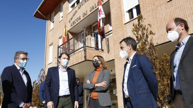 Mañueco en su visita al Ayuntamiento e instituto de Arcos de Jalón / ICAL