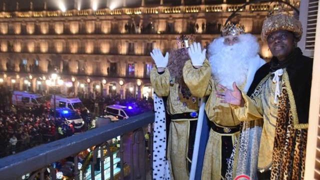 Melchor, Gaspar y Baltasar saludan desde el balcón del Ayuntamiento de Salamanca en la Cabalgata de 2020