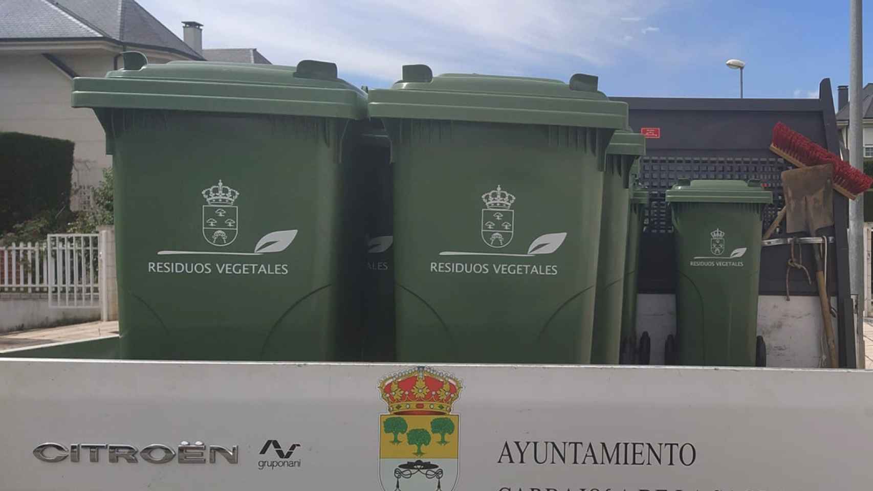 Imagen de los contenedores para residuos vegetales instalados en Carbajosa de la Sagrada