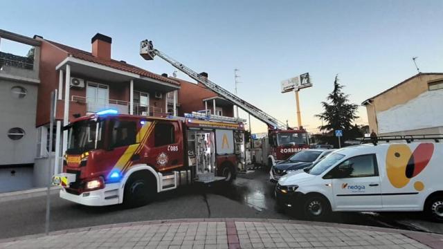 Actuación de los bomberos  de Diputación en Arroyo por el incendio de una chimenea