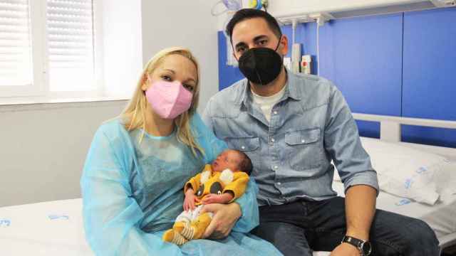 El Clínico realiza el primer parto natural en España de un niño sano con madre receptora de doble trasplante.