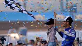 Kyle Larson celebra junto a su hijo Owen el campeonato de la NASCAR