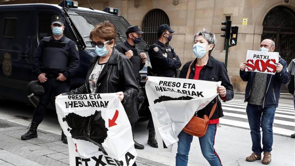 Familiares de terroristas protestan para pedir el acercamiento de los presos de ETA.