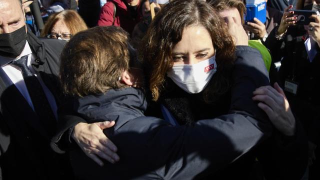 El abrazo entre Ayuso y Almeida, en la fiesta de La Almudena este martes.