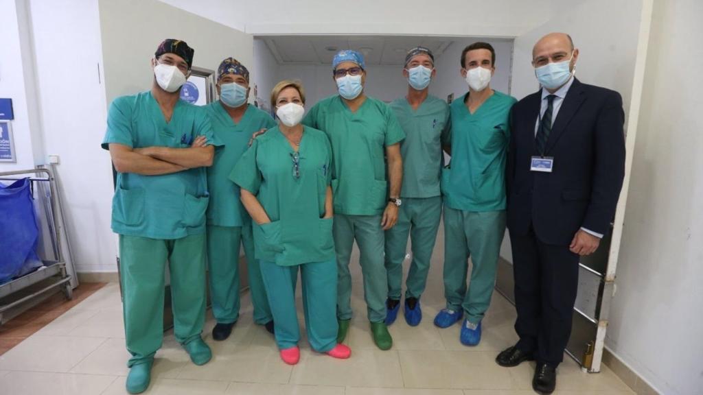 El hospital Santa Elena acoge la intervención de un bebé con alfalia congénita