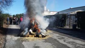 Protesta de ganaderos ante la planta de Lactalis en Vilalba.