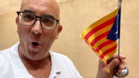 Xavier Rius, periodista y director de 'e-noticies', sujeta una bandera independentista.