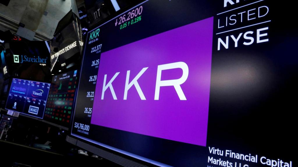 Logo de KKR en la Bolsa de Nueva York.