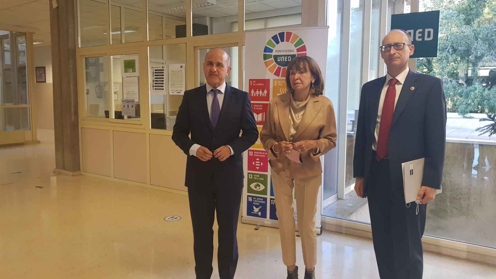 El rector de la UNED, la presidenta del Consejo de Estado y el subdirector del centro en las instalaciones de la UNED en Pontevedra