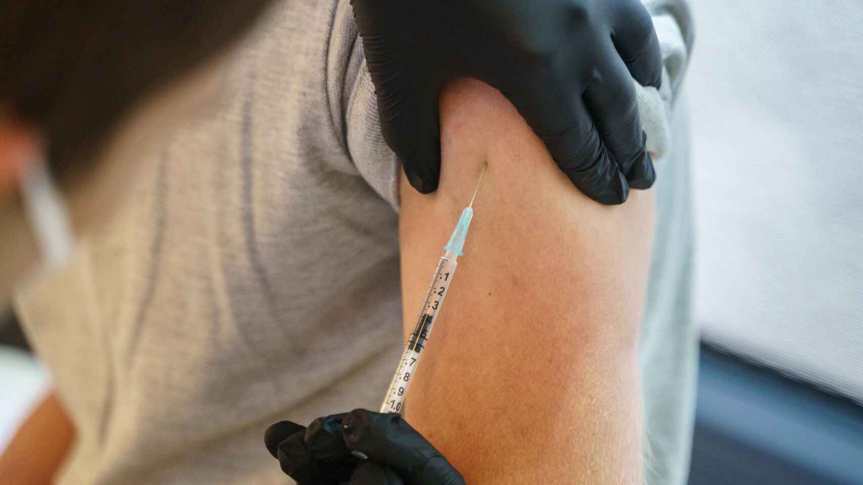 Una persona recibiendo la vacuna