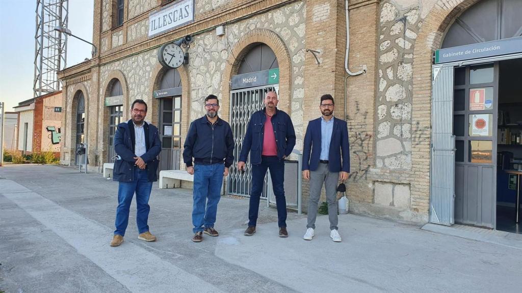 El coordinadorregional de IU C-LM, Juan Ramón Crespo, junto al diputadoprovincial de IU-Podemos en Toledo, Mario García, han mantenido una reunión con el portavoz por un tren de La Sagra, Ángel de Cabo, y el concejal de Unidas por Illescas, Andrés García